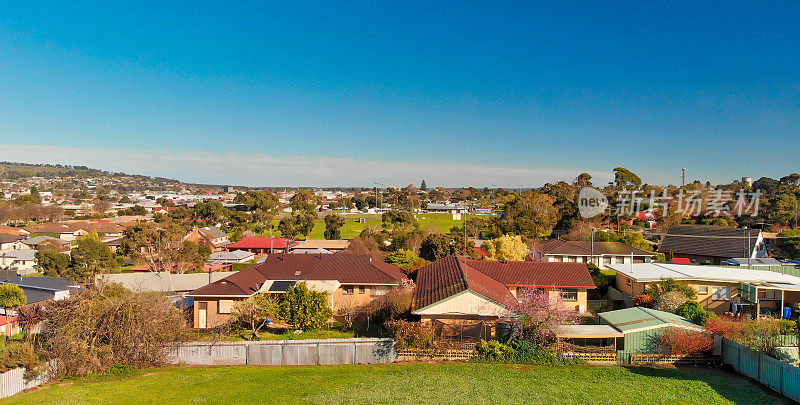 澳大利亚的Mt Gambier。在一个美丽的早晨鸟瞰城市景观